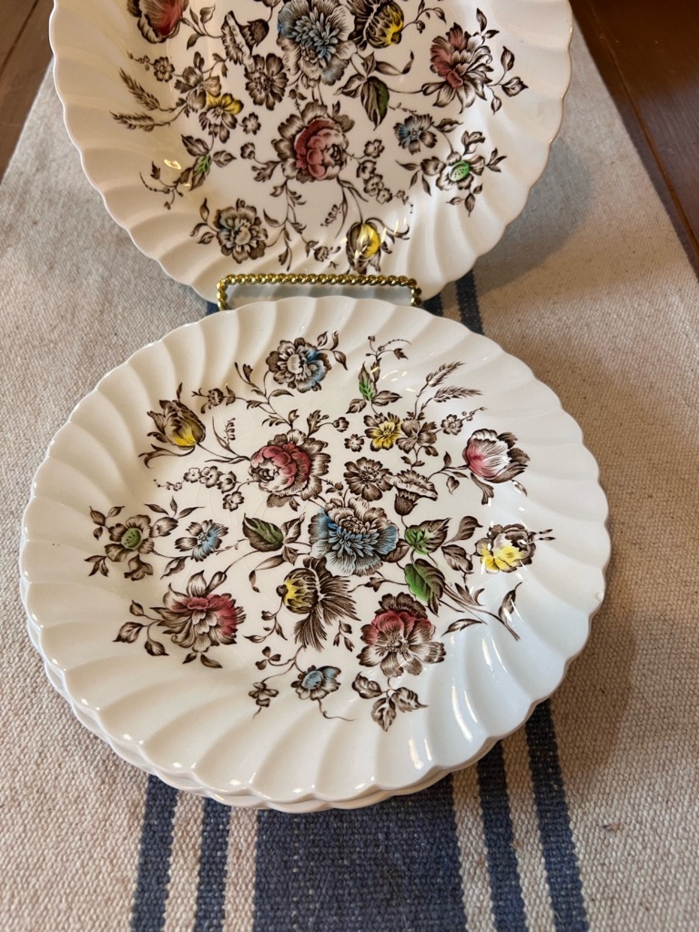 4 Johnson Brothers Staffordshire Bouquet 7 7/8" Salad Plates Excellent Condition - Picture 3 of 10